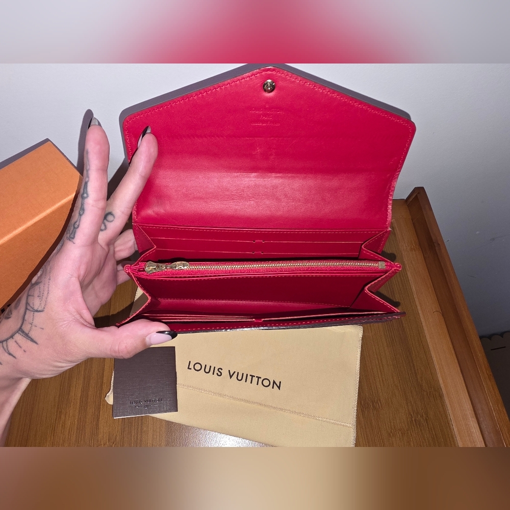 🚫SOLD🚫 Louis Vuitton Vernis | Red Sarah Wallet 💕 | - Picture 4 of 9